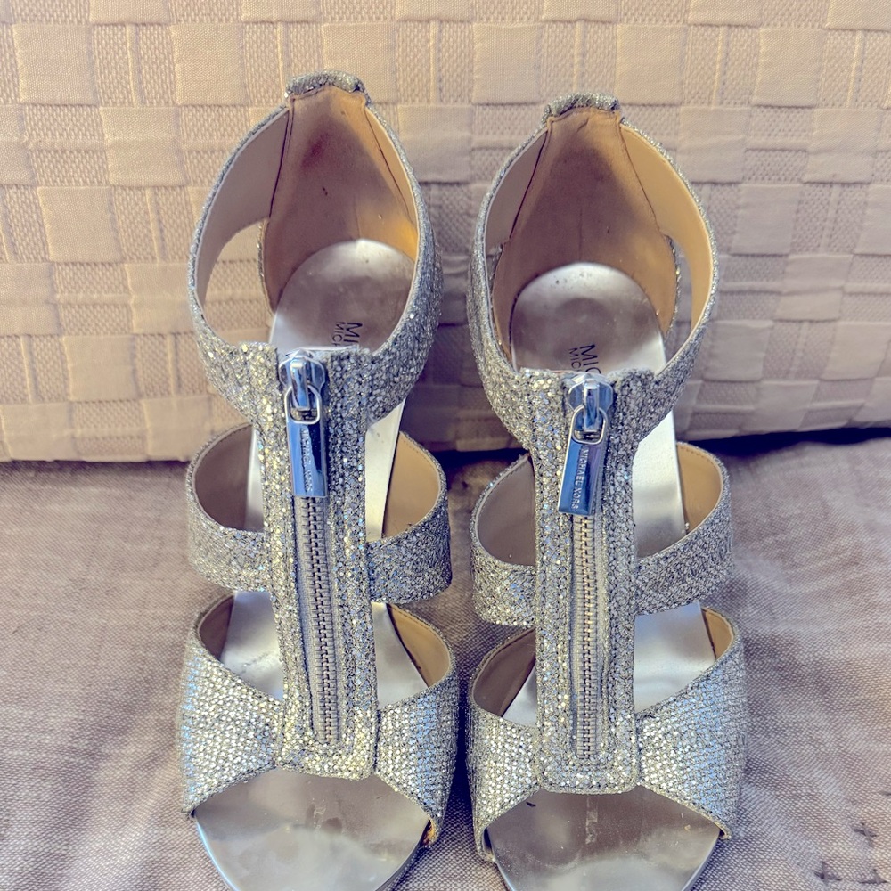 LIKE MEW MICHAEL KORS BERKLEY WOMENS ZIP FRONT SANDAL SIZE 7. SPARKLING SILVER